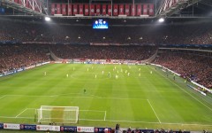 Hoezo blijven Ajax en Arena zo tegen kunstgras?